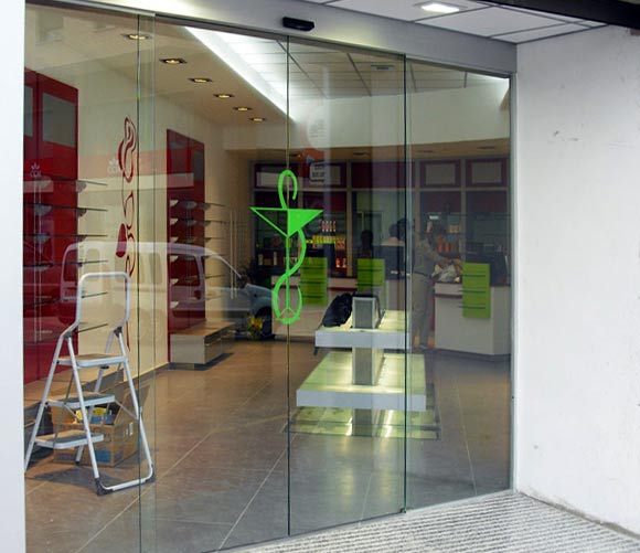 puertas de cristal para farmacias y opticas