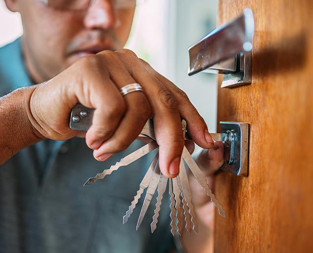 Apertura de puerta con vueltas de llave dadas