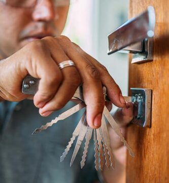 Apertura de puerta con vueltas de llave dadas