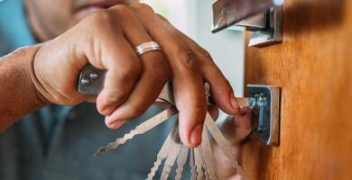 Apertura de puerta con vueltas de llave dadas